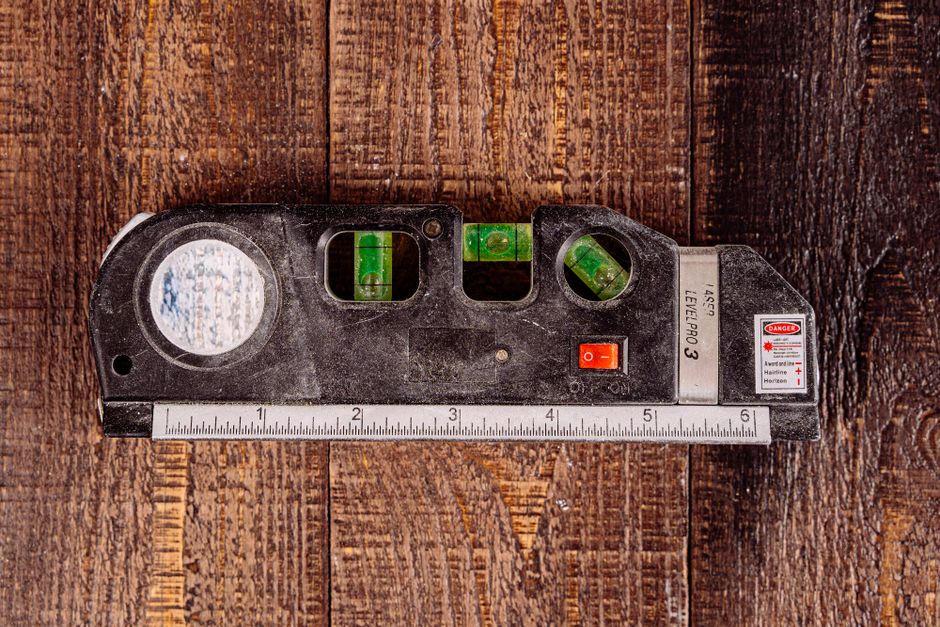 Cross-line laser level projecting lines for wall mounting